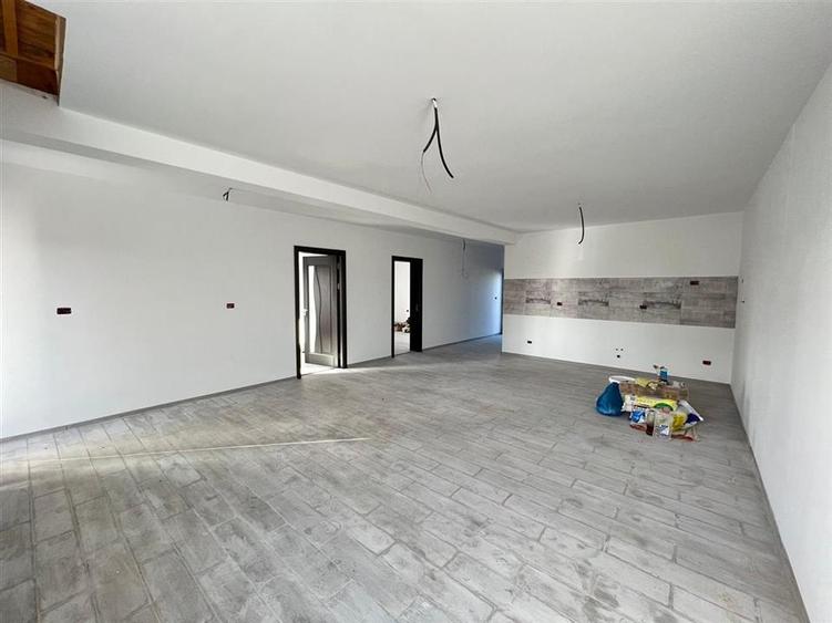 Casă individuală cu 3 camere cu Canalizare în Exterior Vest