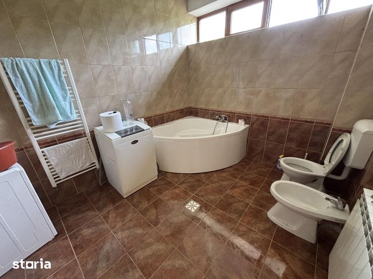 Casă cu 5 camere cu Teren 1037 Mp în Central