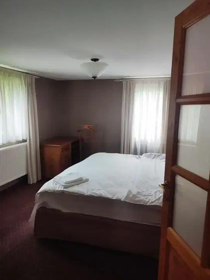 Casă individuală cu 10 camere cu Teren 4914 Mp în Breaza de Jos