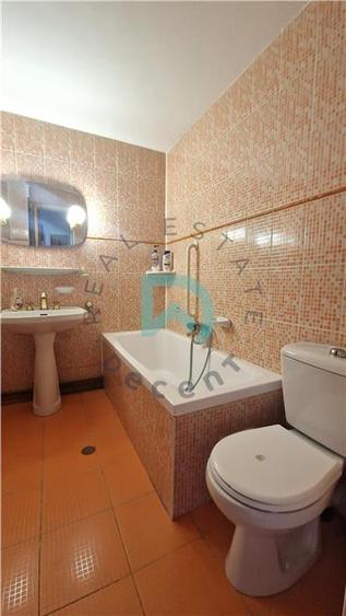 Apartament cu 4 camere decomandat în Noua