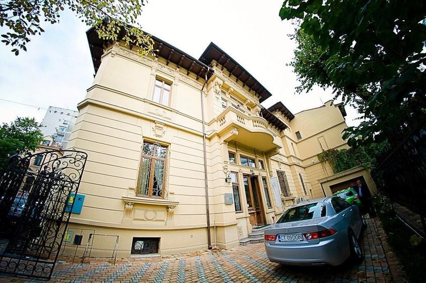 Casă individuală cu 16 camere cu Canalizare în P-ța Romană