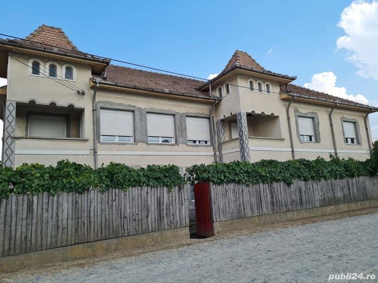 Casă cu 12 camere în Cernele