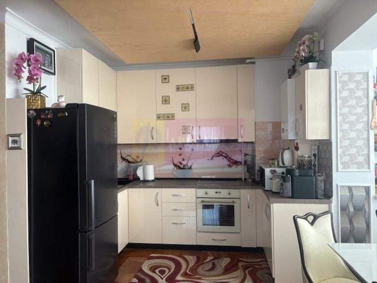 Apartament cu 4 camere decomandat, mobilat în Titan