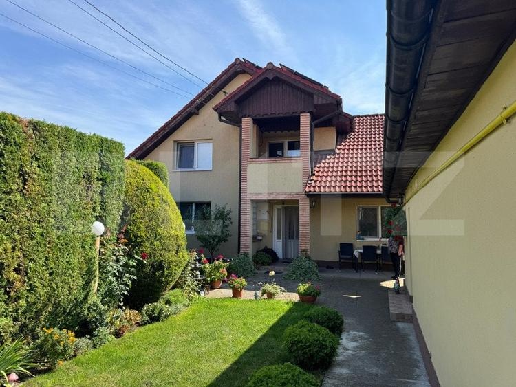 Casă individuală cu 7 camere cu Canalizare în Cetate