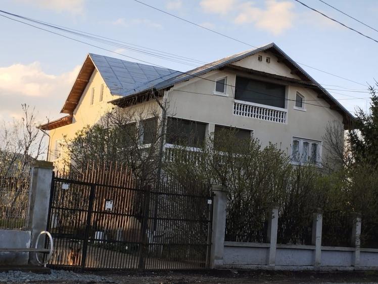 Casă individuală cu 8 camere cu Canalizare în Frătești