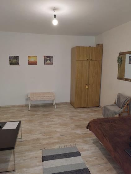Persoana fizica,  Cameră disponibilă, într-un apartament , zona Dacia. Doar pent - 14