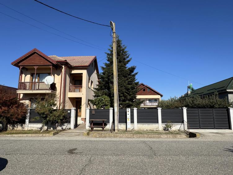 Casă cu 8 camere cu Teren 4057 Mp în Izvoru
