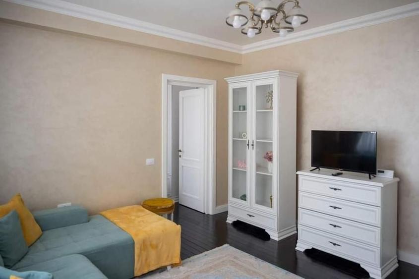 Apartament cu 3 camere semidecomandat în Exterior Vest