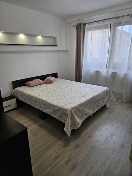 Apartament cu 3 camere decomandat în Exterior Vest