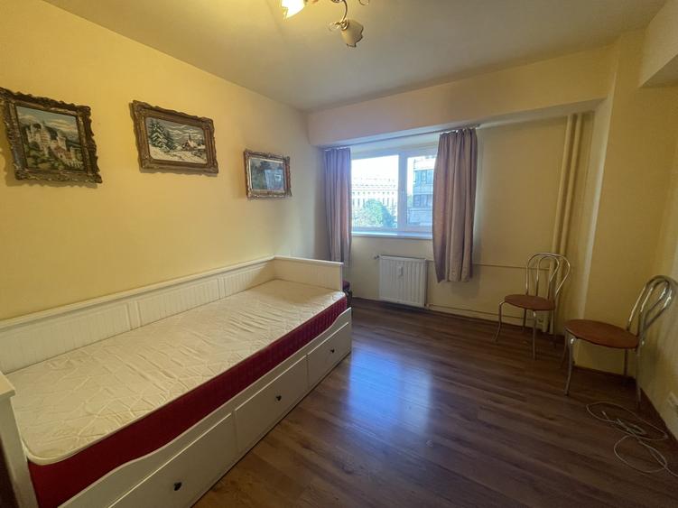 Apartament cu 4 camere decomandat, mobilat în P-ța Victoriei