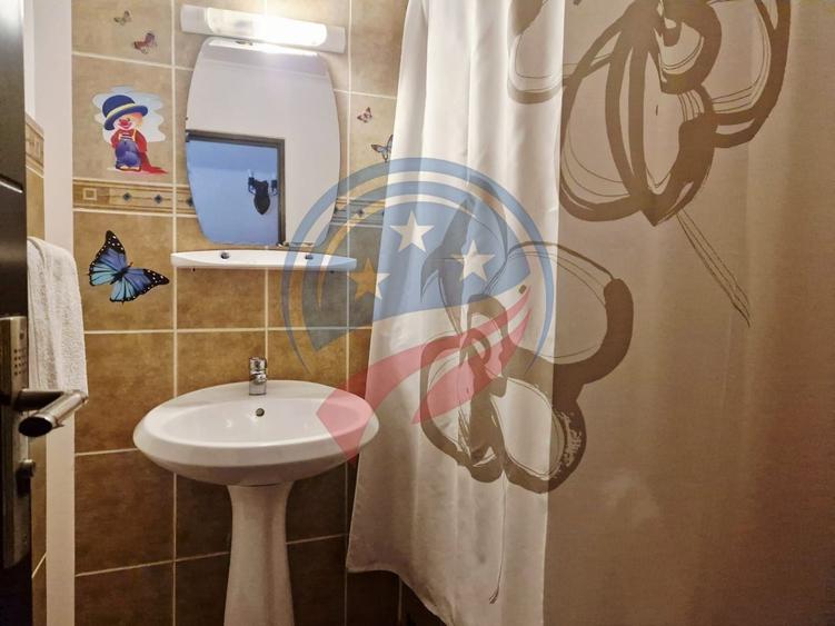 Casă individuală cu 20 camere cu Piscina în Eșelnița