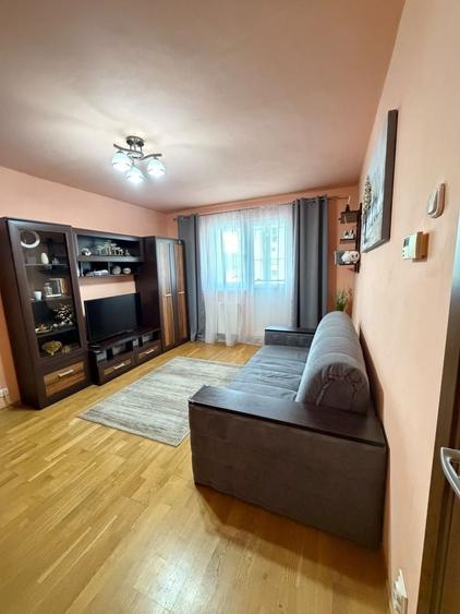 Apartament cu 3 camere semidecomandat în Vitrometan