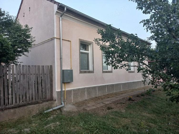 Casă cu 4 camere cu Teren 2484 Mp în Sânmartin