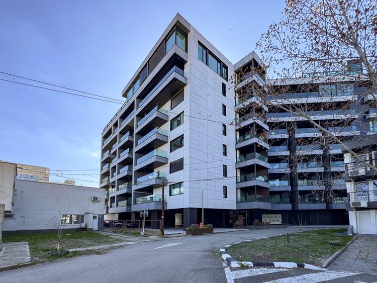 Apartament cu 3 camere semidecomandat, mobilat în Mamaia