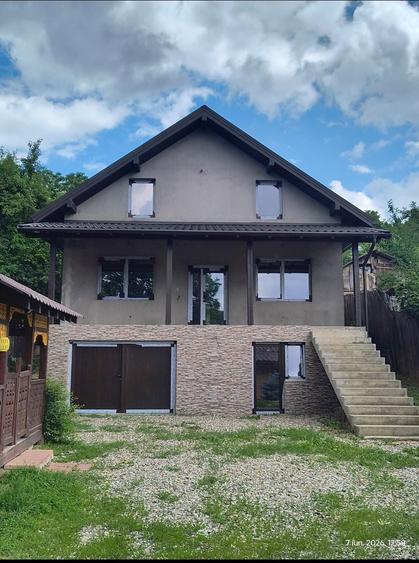 Casă cu 4 camere în Mărgineni