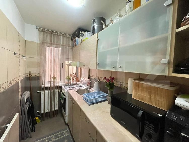 Apartament cu 3 camere semidecomandat, mobilat în Craiovița Nouă