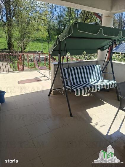 Casă cu 6 camere cu Teren 402 Mp în Tomșani