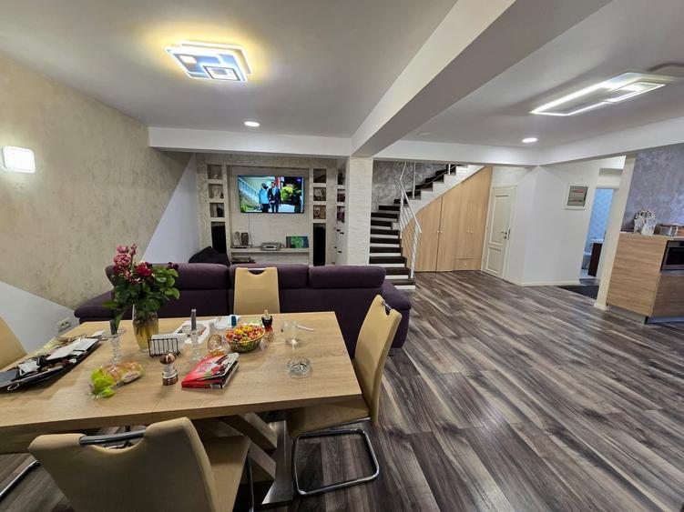 Casă cu 5 camere cu Piscina în 1 Decembrie