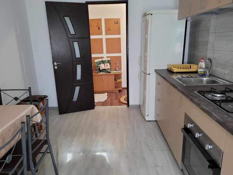 Apartament cu 3 camere decomandat în CET