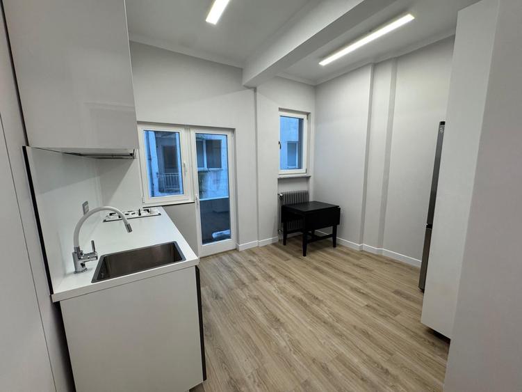 Apartament cu 3 camere decomandat, mobilat în P-ța Amzei