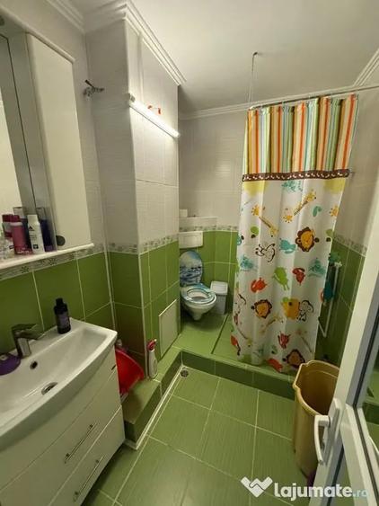 Apartament cu 3 camere decomandat în Poarta 6
