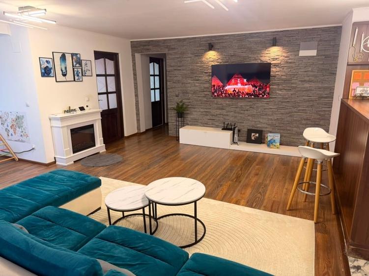 Apartament cu 4 camere semidecomandat, mobilat în Bucium