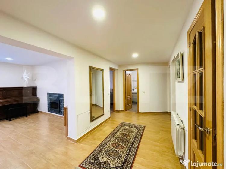 Casă cu 7 camere cu Teren 500 Mp în Central