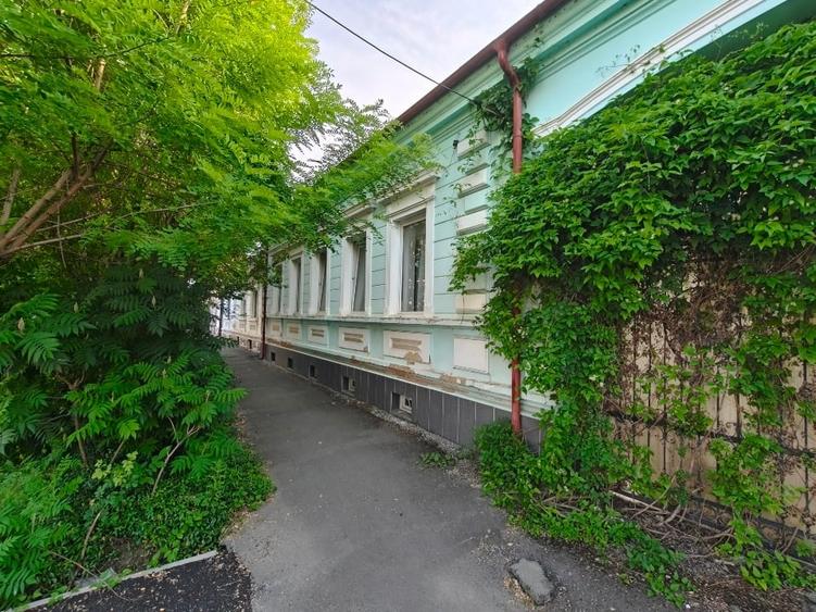 Casă individuală cu 9 camere cu Teren 2826 Mp în Sânpetru