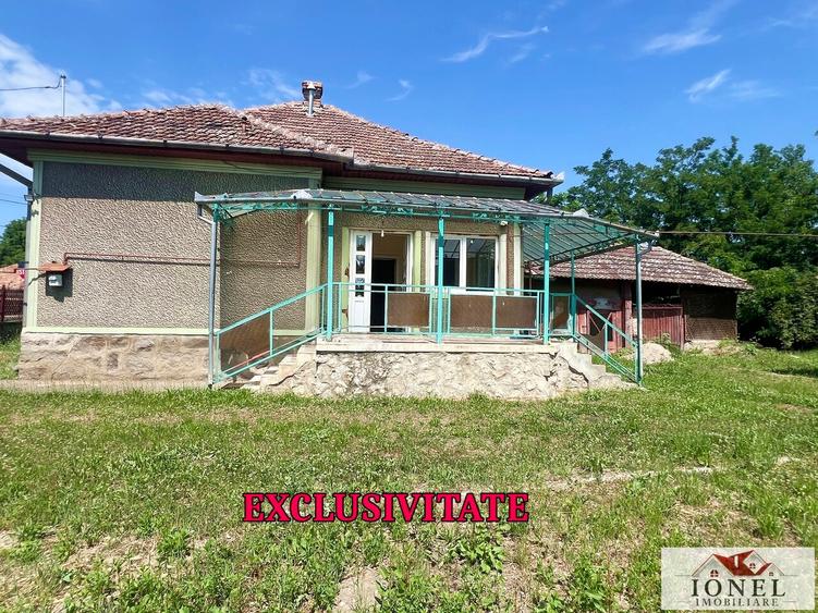 Casă individuală cu 3 camere cu Canalizare în Est