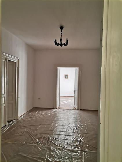 Casă cu 4 camere cu Canalizare în Central