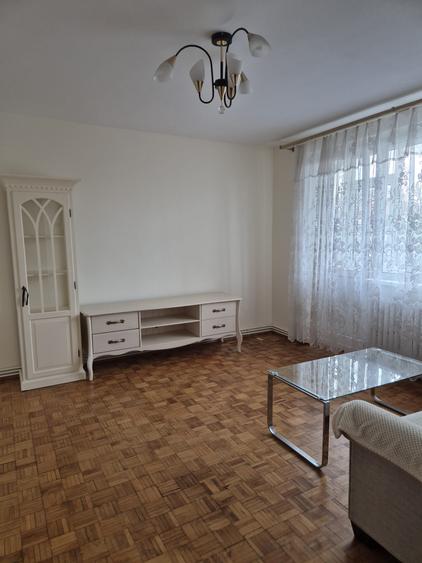 Apartament cu 4 camere semidecomandat, mobilat în Cedonia