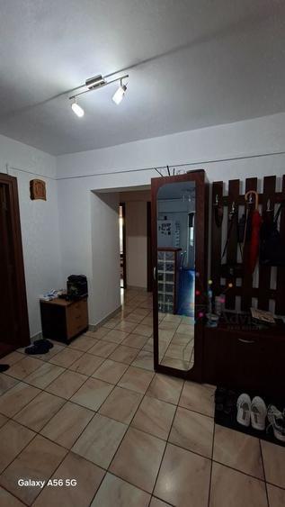 Apartament cu 3 camere decomandat în Astra