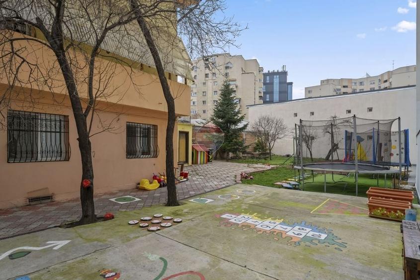 Casă individuală cu 8 camere cu Teren 300 Mp în 13 Septembrie