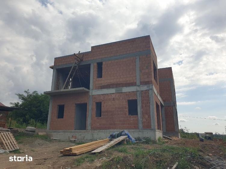 Casă cu 5 camere cu Teren 350 Mp în Rediu