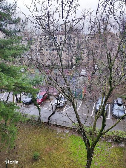 Apartament cu 4 camere decomandat, mobilat în Berceni