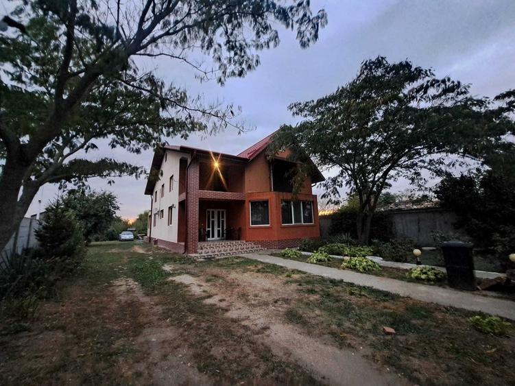 Casă cu 4 camere cu Teren 1300 Mp în Săbăreni
