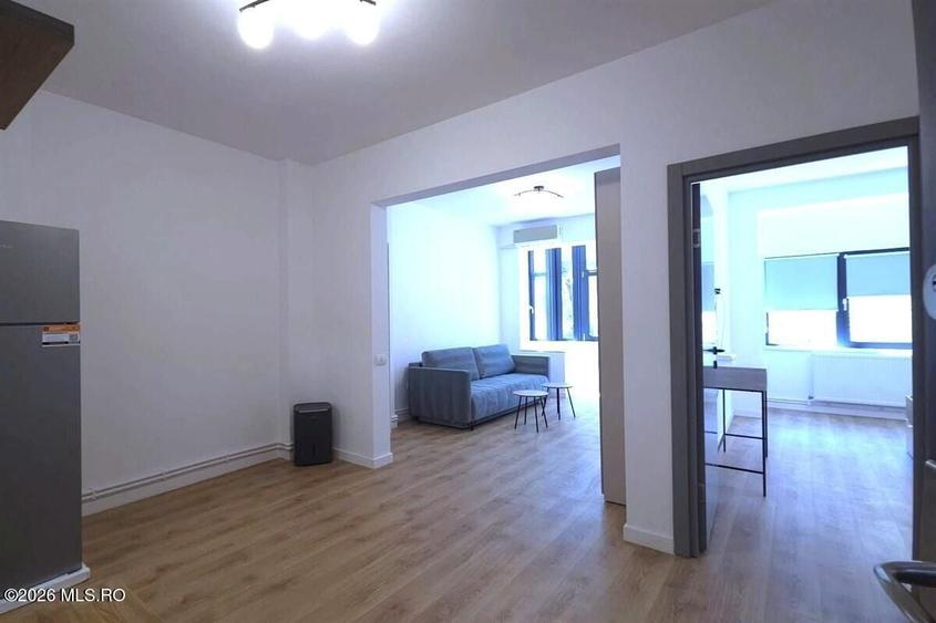 Apartament cu 5 camere semidecomandat, mobilat în Central
