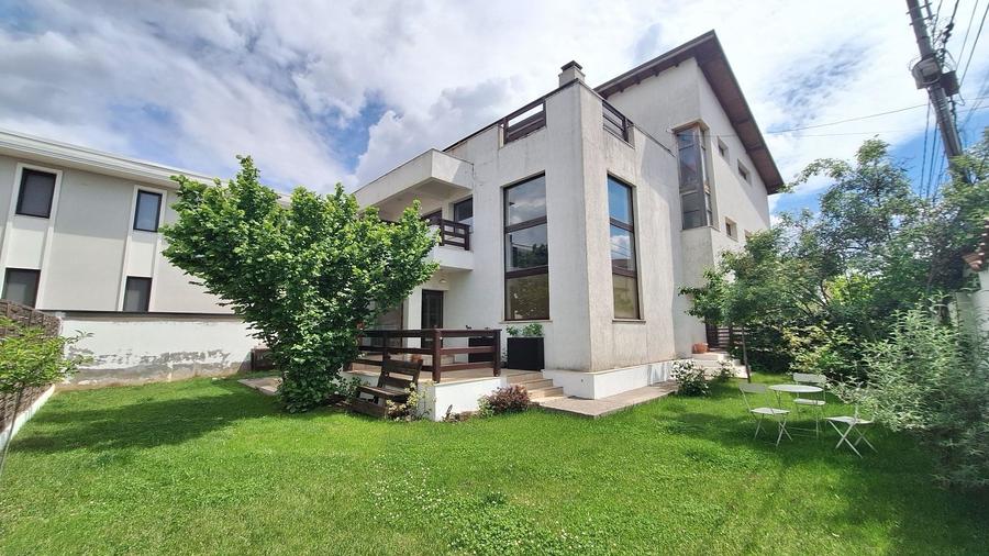 Casă cu 4 camere în Central