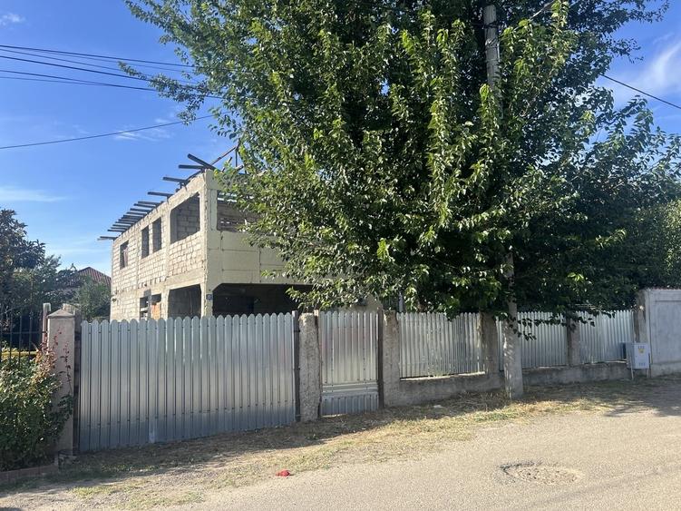 Casă cu 2 camere cu Teren 1000 Mp în Central