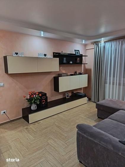 Apartament cu 3 camere semidecomandat în Sud
