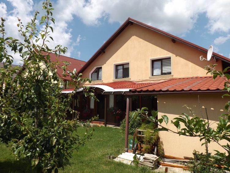 Casă individuală cu 7 camere cu Canalizare în Săcele