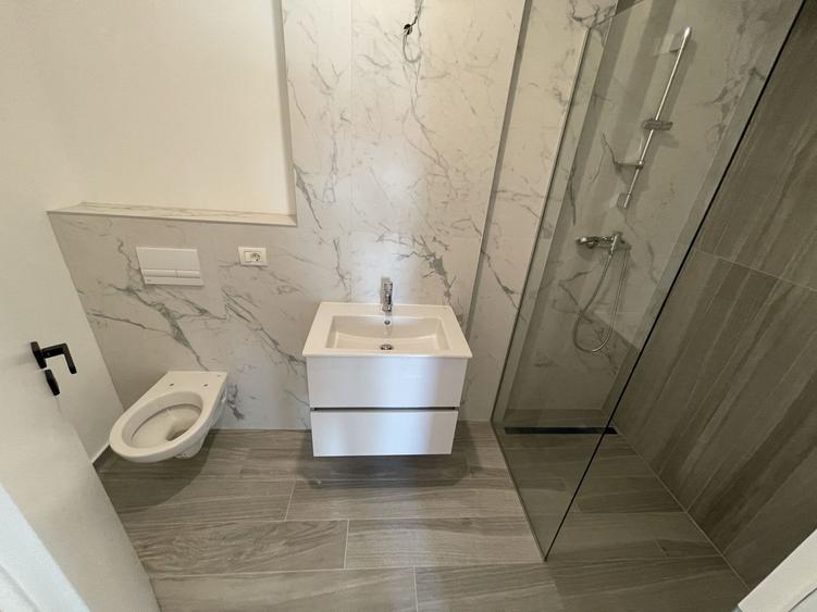 Apartament cu 3 camere decomandat în Aradului
