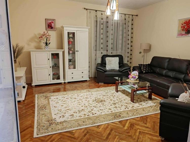 Casă individuală cu 6 camere cu Canalizare în Titulescu