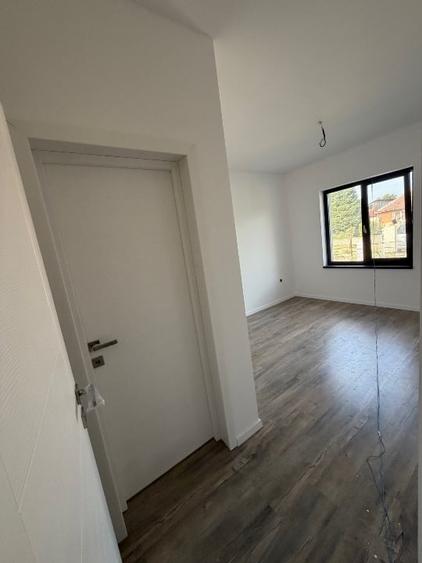 Duplex cu 3 camere cu Canalizare în Albina