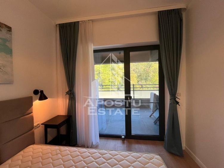 Apartament cu 3 camere semidecomandat, mobilat în Central