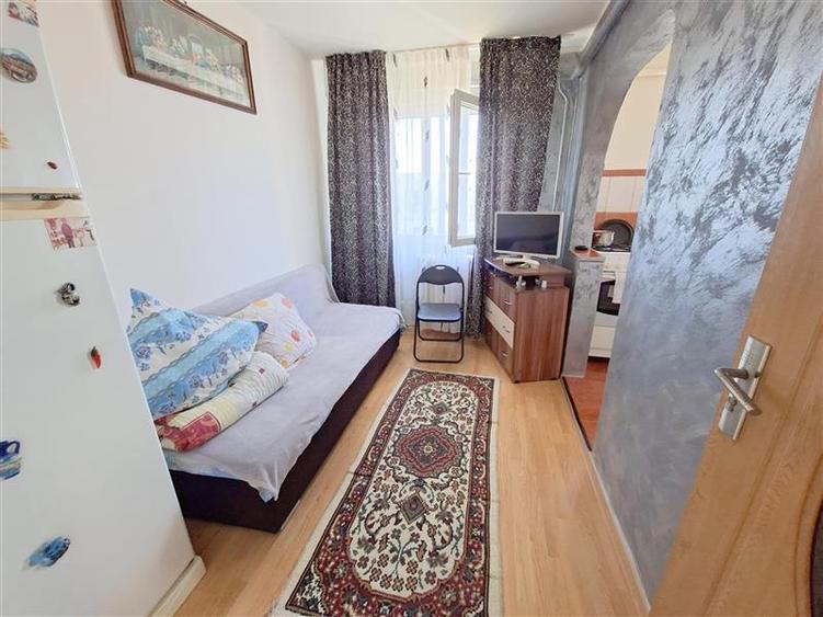 Apartament cu 3 camere nedecomandat în 9 Mai