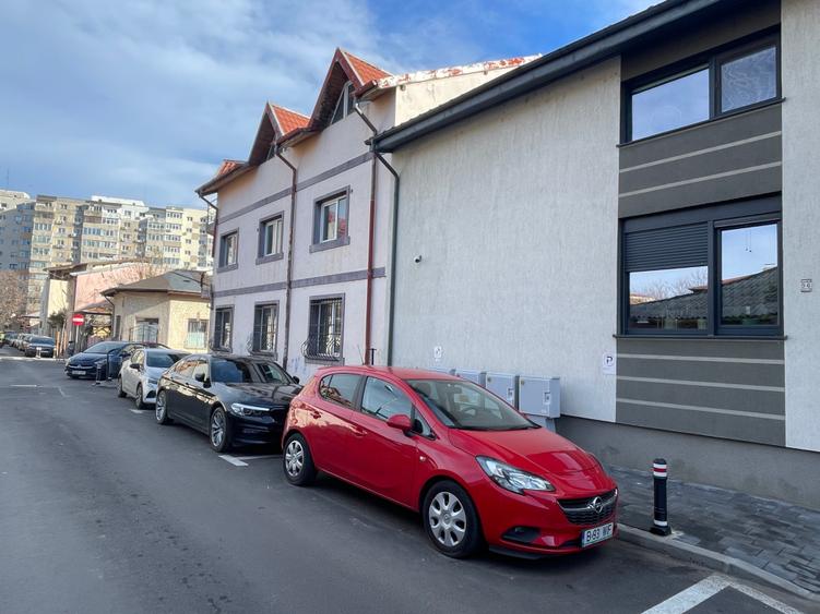 Casă cu 7 camere cu Canalizare în Bucur Obor