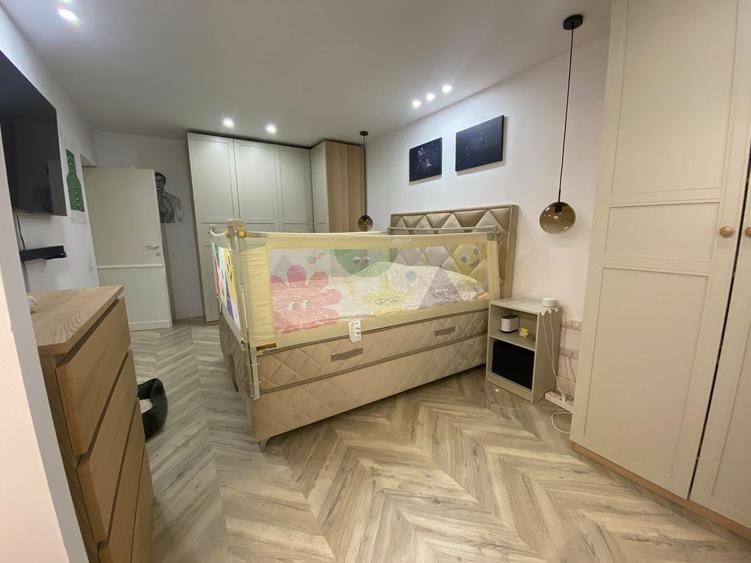Apartament cu 3 camere semidecomandat, mobilat în Dristor