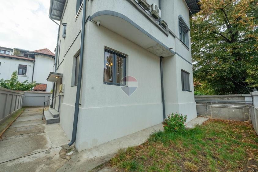 Apartament cu 3 camere semidecomandat, mobilat în Dorobanți