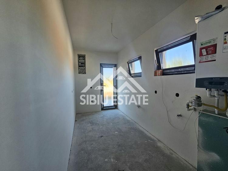 Duplex cu 5 camere cu Canalizare în Șura Mică